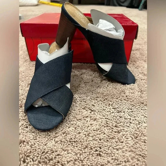 New in box Aerosoles high alert blue denim sandals 6.5 block heel x cross - Picture 9 of 16